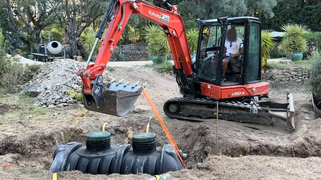Pose d'une fosse toutes eaux à la mini-pelle, cuve descendue et calée en fouille