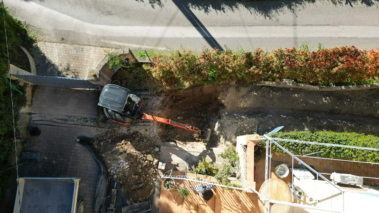 Chantier de terrassement vu du ciel avec la mini-pelle en action
