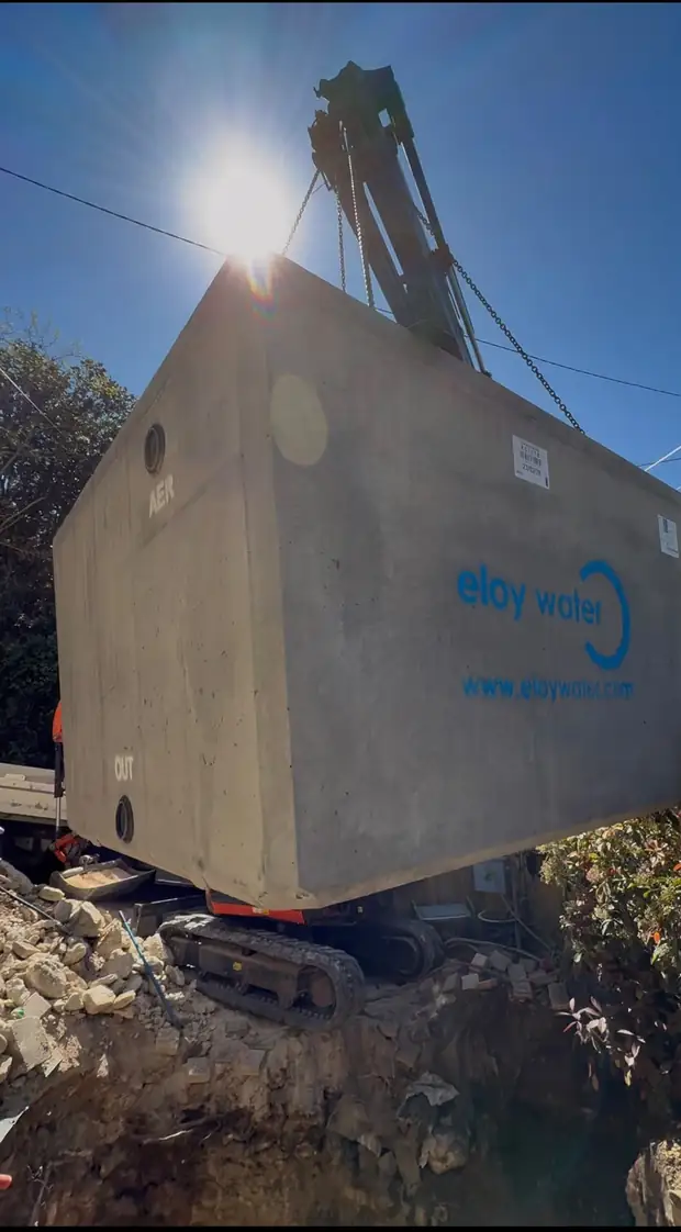 Cuve béton Eloy Water descendue à la grue sur le chantier