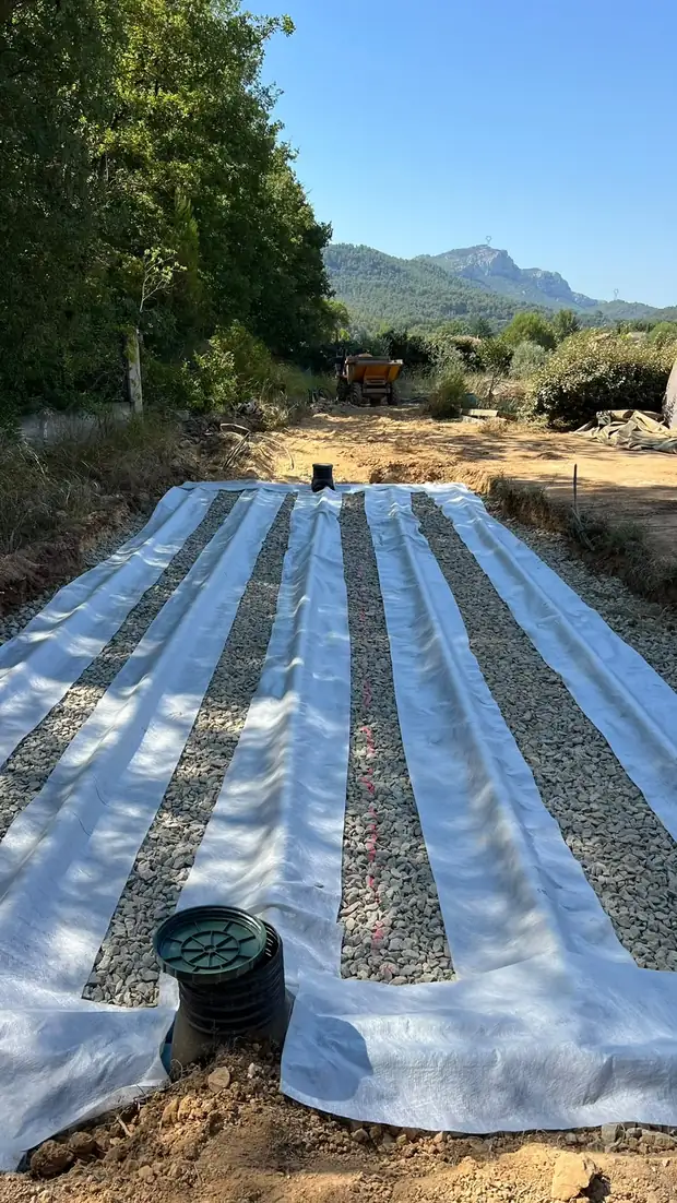 Tranchées d'épandage avec graviers et géotextile avant remblaiement