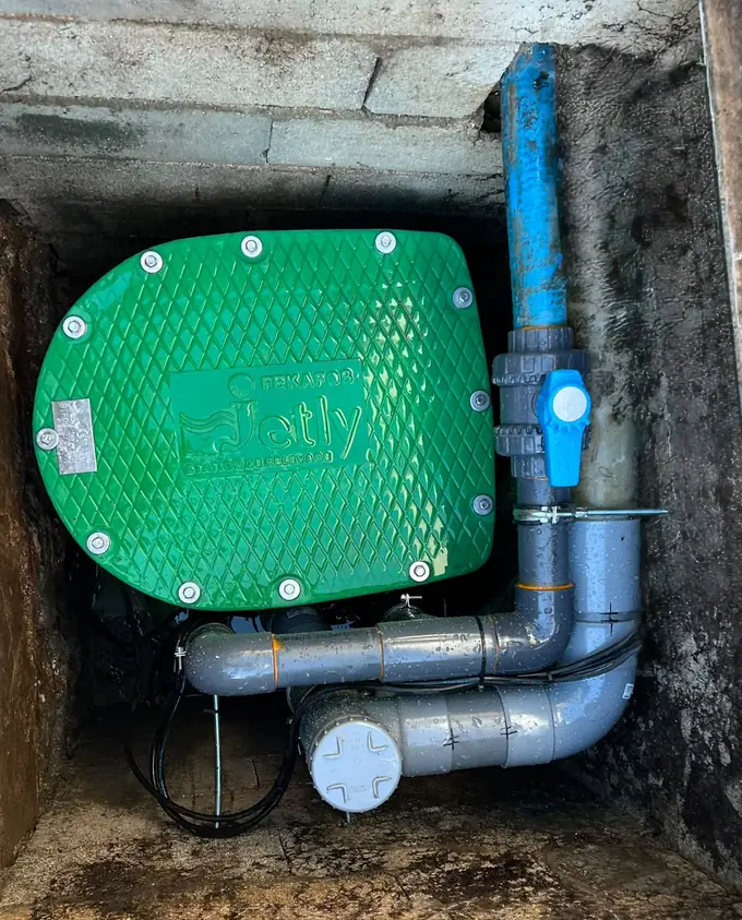 Station de relevage Jetly Fekafos installée en regard béton